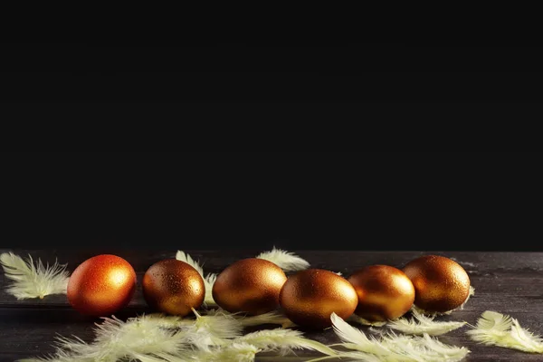 幸せなイースター 木製の背景にイースターの卵 — ストック写真