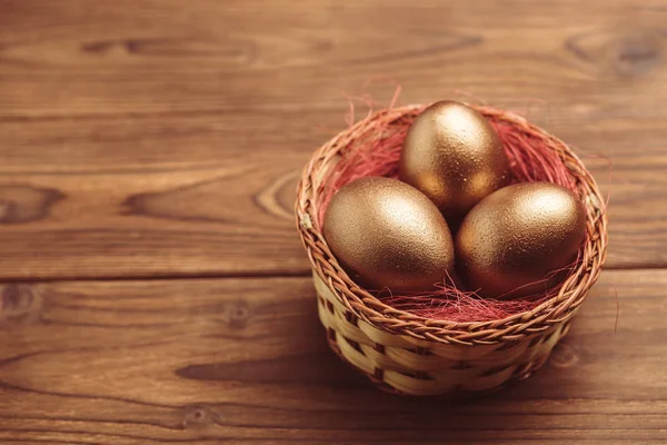 Gouden Eieren Houten Tafel — Stockfoto