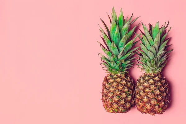 Ananas Sur Papier Coloré — Photo