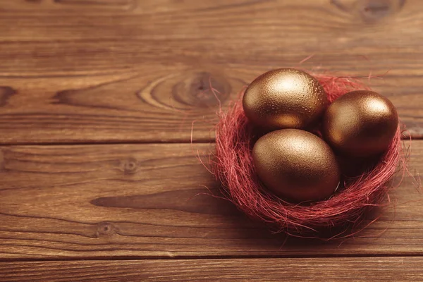 Золотые Яйца Деревянном Столе — стоковое фото