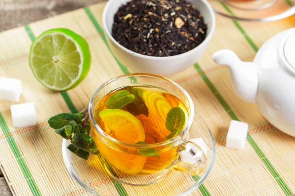 Tasse Thé Noir Avec Des Feuilles Menthe Sur Une Table — Photo