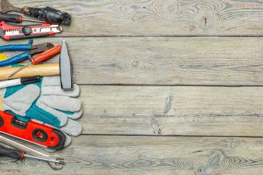 Ahşap masa üzerinde çeşitli iş araçları