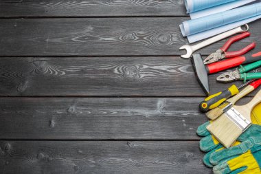 Ahşap masa üzerinde çeşitli iş araçları