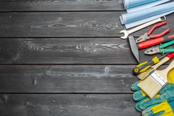 Verschiedene Arbeitsgeräte Auf Holztisch — Stockfoto