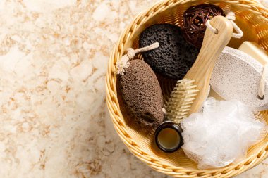 mermer zemin üzerine bazı banyo aksesuarları