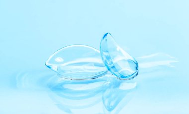 Kontakt lensler ile su damlaları