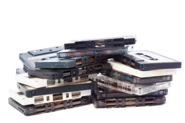 Beyaz arka plan üzerinde izole müzik ses kasetleri