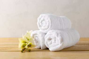 havlu çiçeklerle ahşap masa üzerinde rulo.