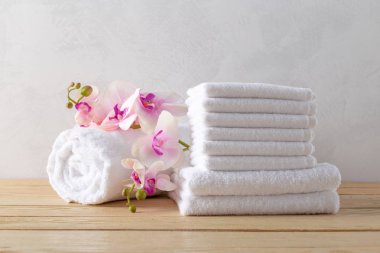 havlu çiçeklerle ahşap masa üzerinde rulo.