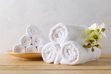 havlu ile çiçek ahşap masa üzerinde rulo.