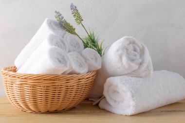 havlu çiçeklerle hasır sepet içinde rulo.