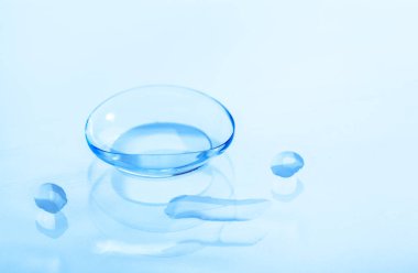 Kontakt lensler ile su damlaları