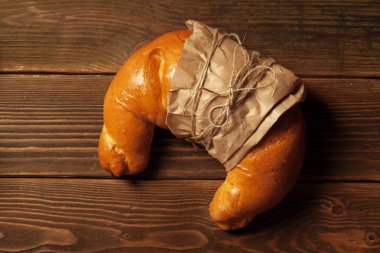 ahşap masa üzerinde taze pişmiş ekmek