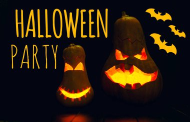 Koyu arka plan üzerinde korkunç halloween kabaklar