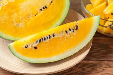 Plaka sarı karpuz dilimleri