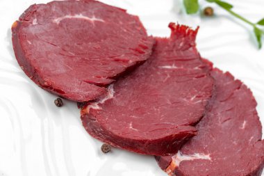 izole üzerinde beyaz arka plan, yakın çekim dilim taze kızarmış biftek 