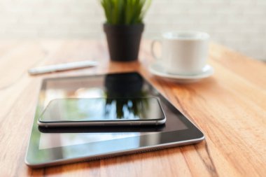 Dijital tablet ve ahşap masa akıllı telefon