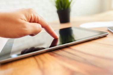 kadın tablet üzerinde çalışıyor