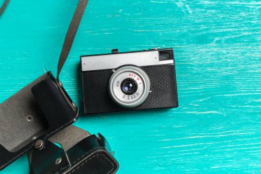 Ahşap masa arka plan üzerinde eski retro fotoğraf makinesi