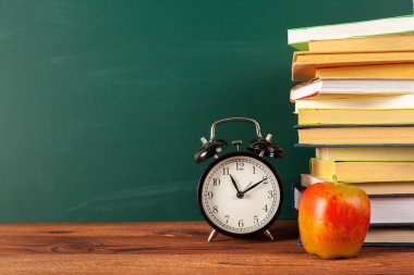 okula dönüş - elma ve Kitaplar kalemler ve yazı tahtası