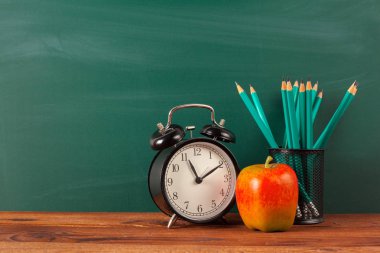 okula dönüş - elma ve Kitaplar kalemler ve yazı tahtası