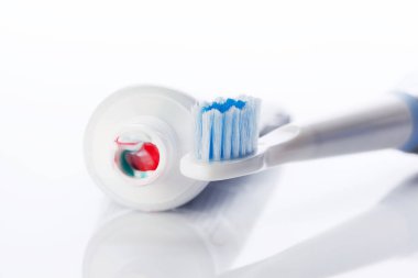 Diş fırçası ve tüp ile izole üzerinde beyaz yapıştırın