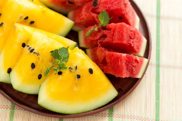 Gele Watermeloen Gesneden Houten Achtergrond — Stockfoto