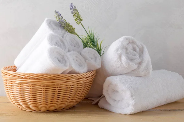 havlu çiçeklerle hasır sepet içinde rulo.