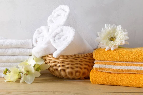 Towels Rolls Flowers — Stock Photo, Image