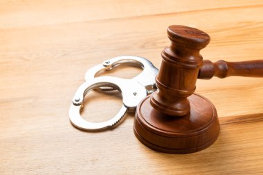 Tokmak ve ahşap masa arka plan üzerinde kelepçe