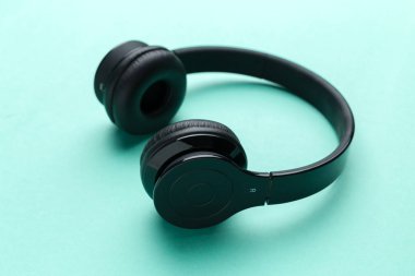 Mavi arka plan üzerinde kablosuz kulaklık