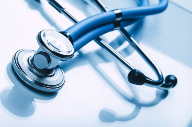 Stetoskop beyaza izole edildi