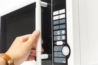 Beyaz arkaplanda izole edilmiş mikrodalga fırın