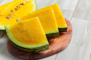 Arka plan, sarı karpuz dilimlerini yakın çekim
