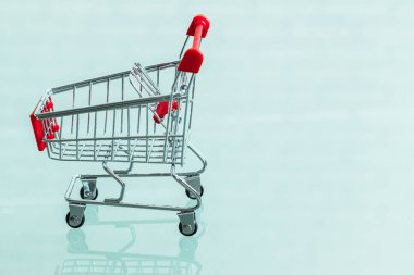 boş süpermarket alışveriş sepeti