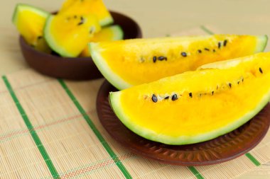 Sarı karpuz arka plan üzerinde dilim, yakın çekim