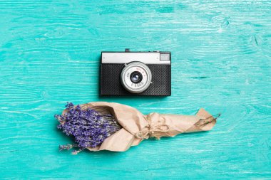 Ahşap masa arka plan üzerinde eski retro fotoğraf makinesi