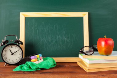 okula dönüş - elma ve Kitaplar kalemler ve yazı tahtası