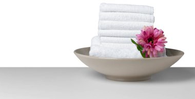 beyaz havlu yığını ile çiçek