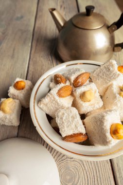 Ahşap arka planda Türk sevinci