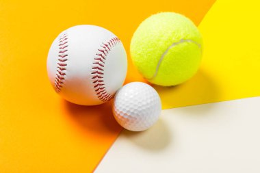 Beyzbol, tenis ve golf topları renkli arka plan üzerinde