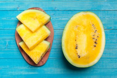 Sarı karpuz arka plan üzerinde dilim, yakın çekim