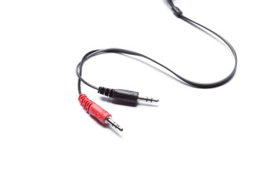 İzole edilmiş arkaplanda elektrik kablosu