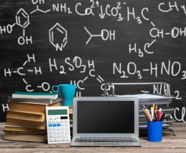 Çalışma alanı ile modern masaüstü dizüstü