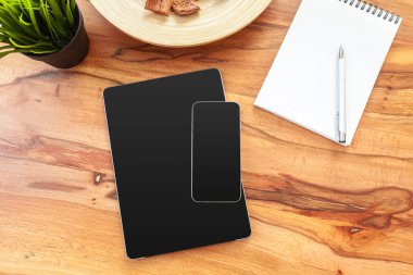 Dijital tablet ve ahşap masa akıllı telefon