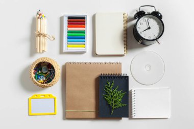 Modern çalışma alanı, üstten görünüm