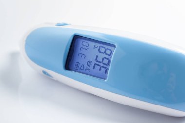 İzole modern elektronik termometre