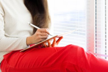 dijital tablet kullanan kadın