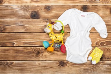 Bebek sayfalar üzerinde ahşap masa