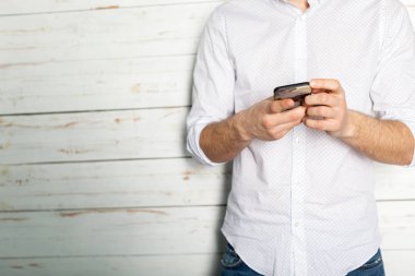 Adam cep telefonu, ekrandaki bir okuma